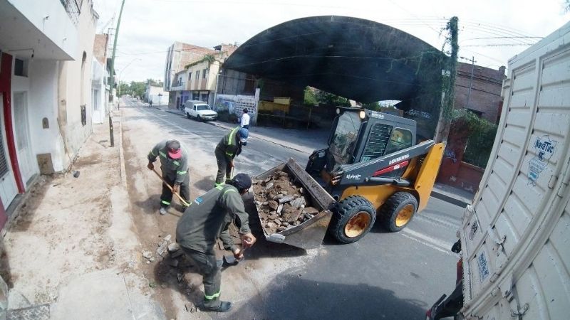 Construcción y refacción de veredas en calle Salta