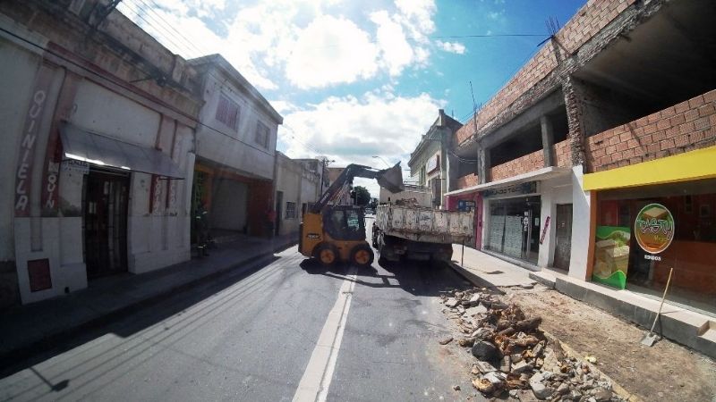 Construcción y refacción de veredas en calle Salta