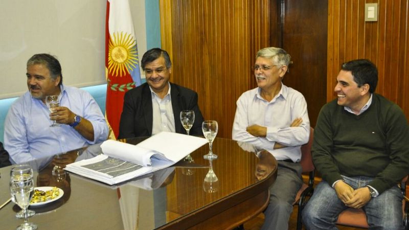 El senador Seco en la apertura de sobres para la repavimentación de la ruta 4