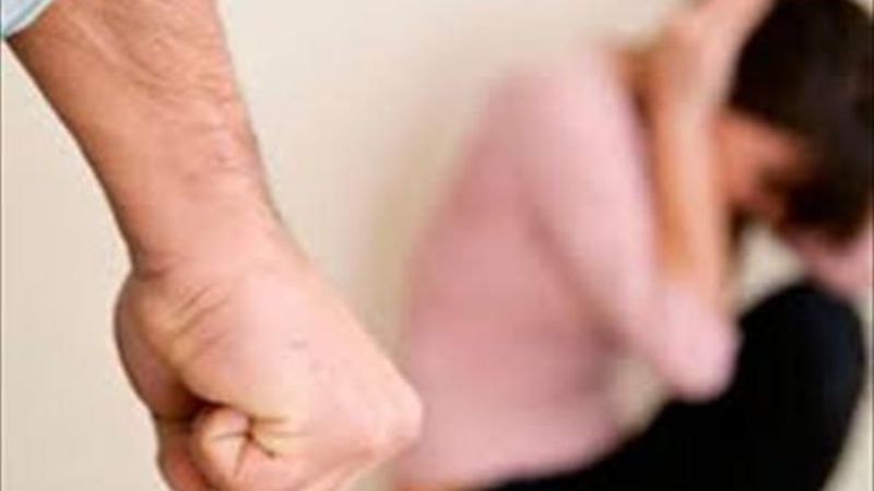 Golpeó a su mujer