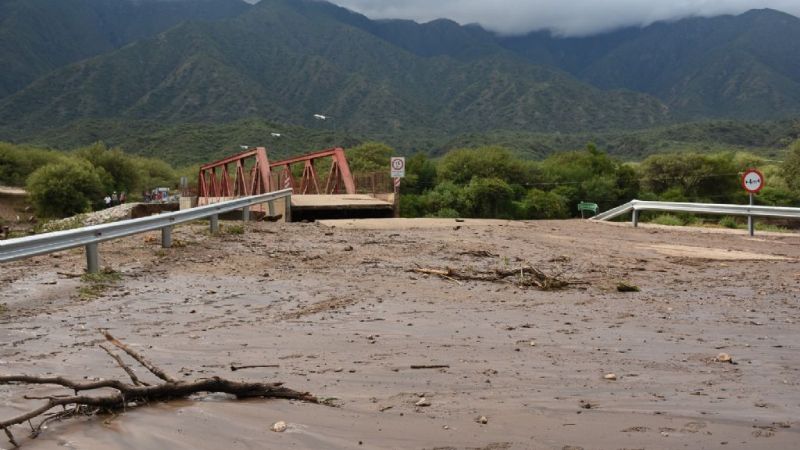 Colapsó el puente de Huaycama