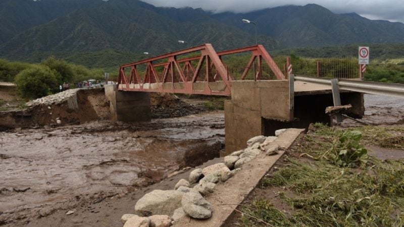 Colapsó el puente de Huaycama