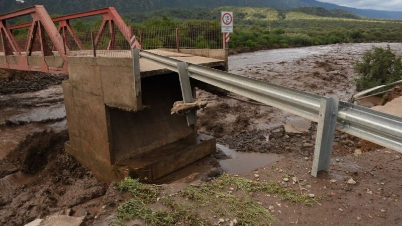 Colapsó el puente de Huaycama