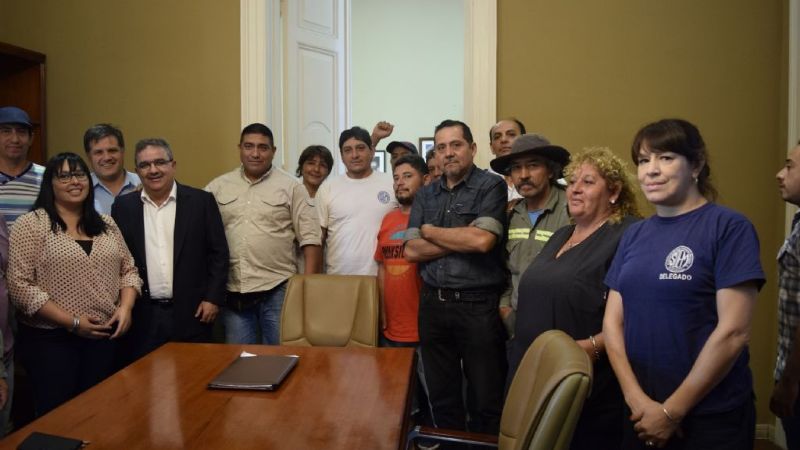 Jalil firmó el aumento de 3000 pesos