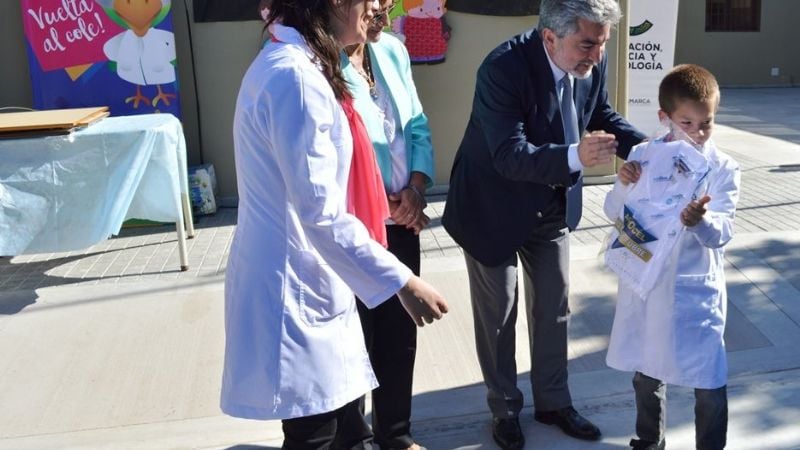 El Gobierno entregará guardapolvos