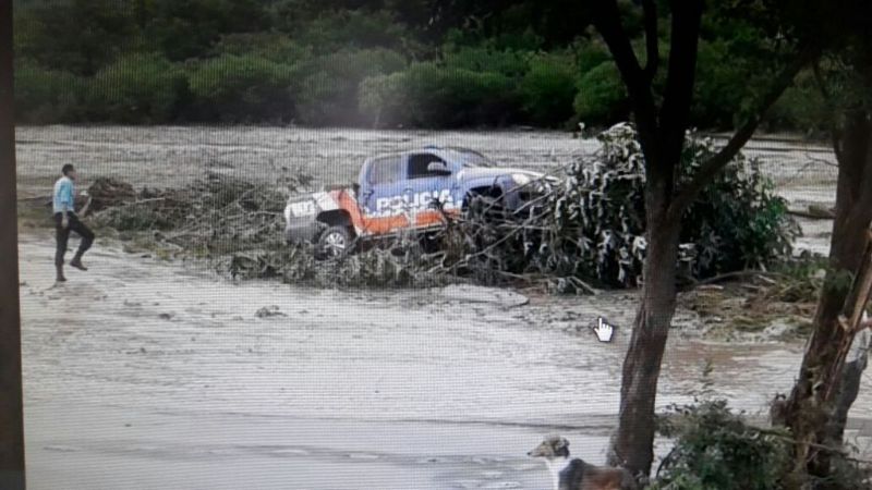 Patrullero fue arrastrado por la crecida