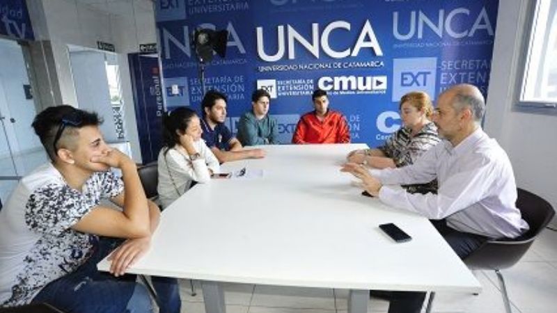 Alumnos capacitarán en informática y uso de smartphones
