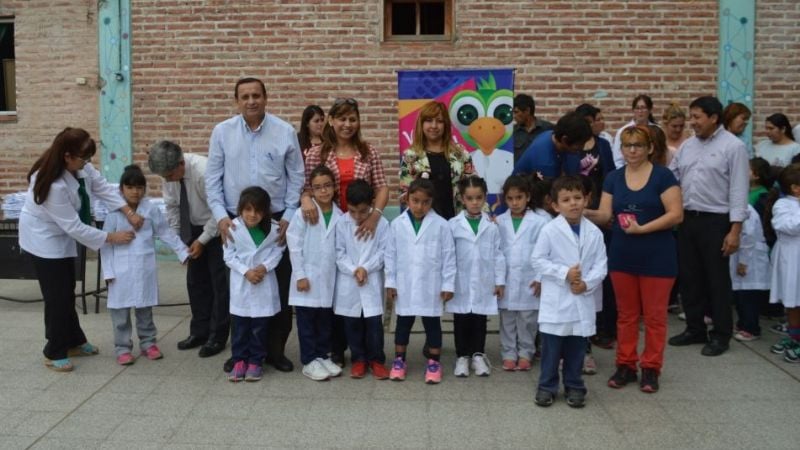 Alumnos de escuelas municipales recibieron su guardapolvo