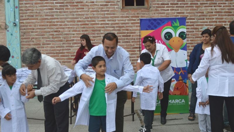 Alumnos de escuelas municipales recibieron su guardapolvo