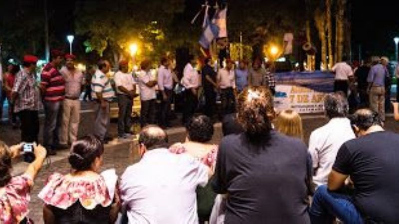 Vigilia nocturna en la plaza principal