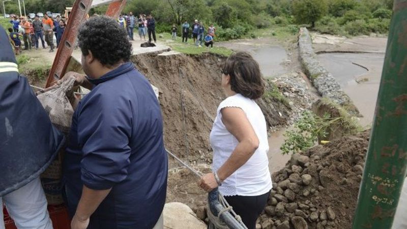 La Gobernadora recorrió Paclín y supervisó tareas de asistencia