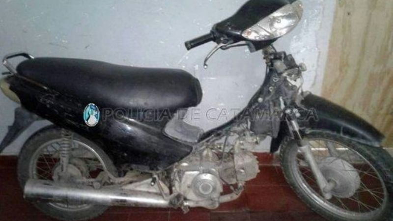 Robó, escapó en una moto robada y fue detenida
