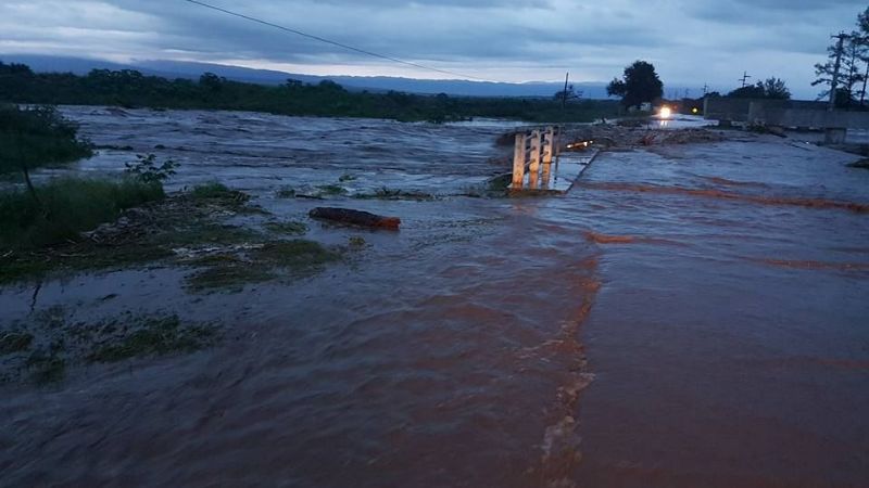 La ruta 64 desborda de agua