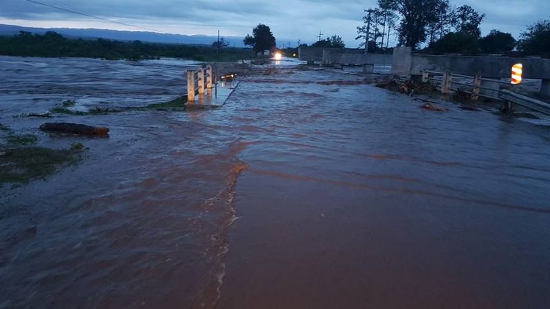 La ruta 64 desborda de agua