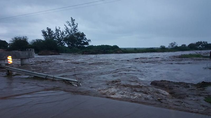 La ruta 64 desborda de agua