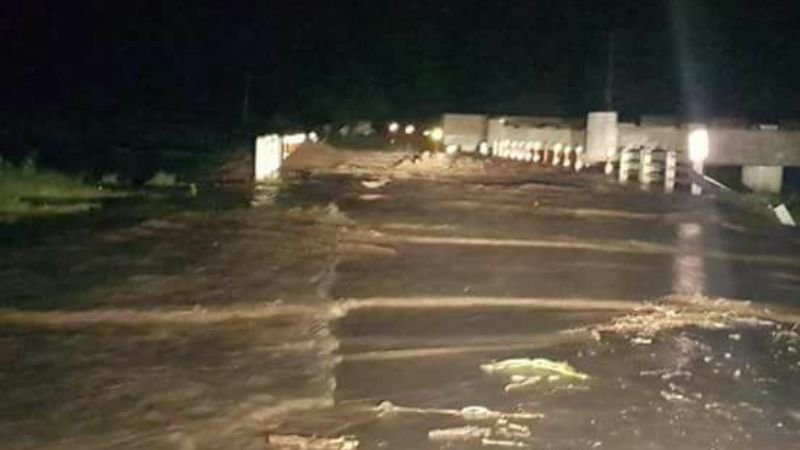 Vecinos aguardan en la iglesia