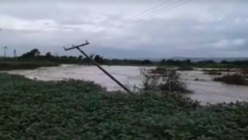 La fuerza del agua sigue derribando postes de energía
