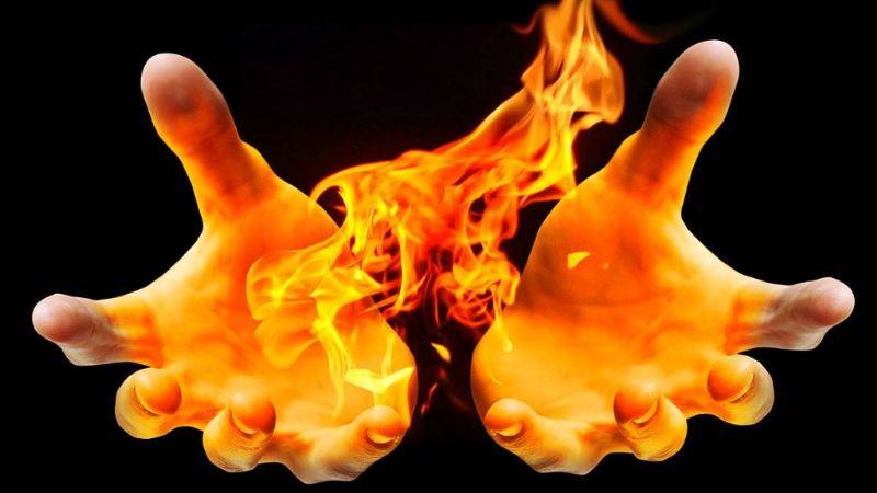 Una mujer le prendió fuego a su pareja