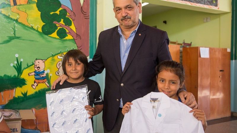 Inició la entrega de guardapolvos a alumnos de escuelas primarias