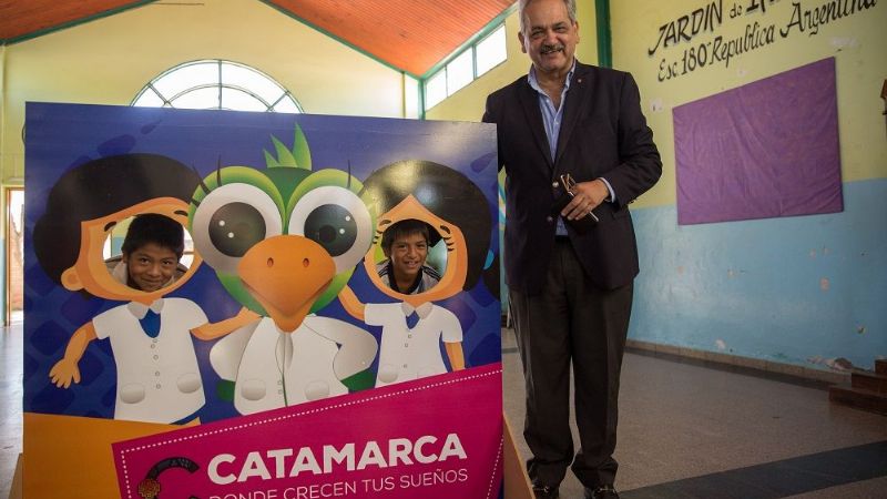 Inició la entrega de guardapolvos a alumnos de escuelas primarias