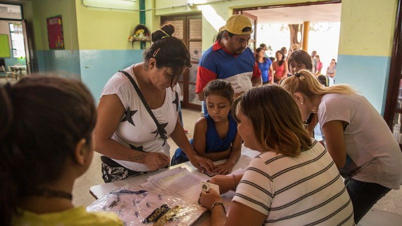 Inició la entrega de guardapolvos a alumnos de escuelas primarias