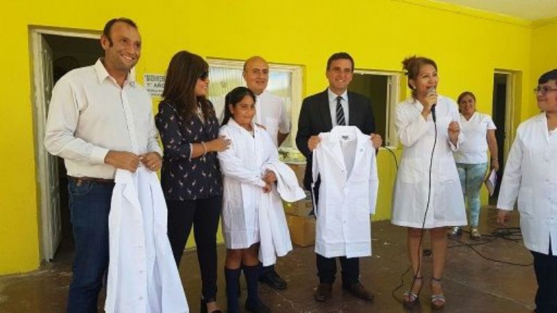 Entregan guardapolvos en la Escuela Juan Pablo II