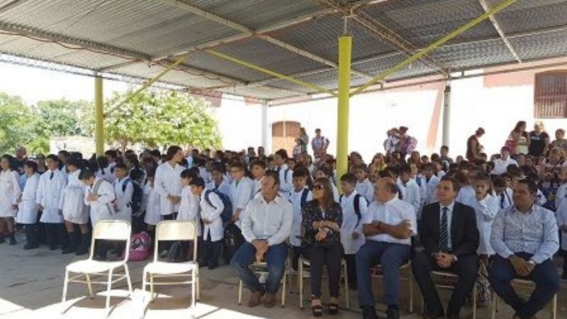 Entregan guardapolvos en la Escuela Juan Pablo II