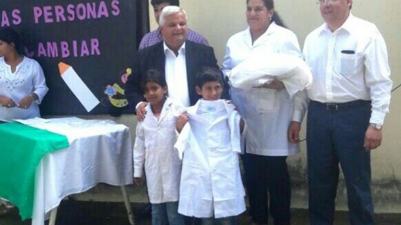 Entrega de guardapolvos en zona norte de La Paz