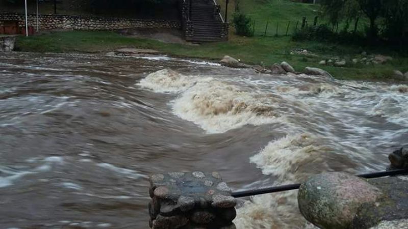 Impresionante crecida del río en Las Juntas