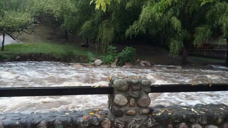 Impresionante crecida del río en Las Juntas