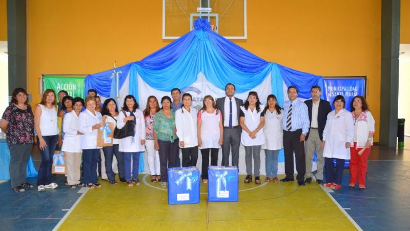 Entrega de guardapolvos en escuelas de Santa María