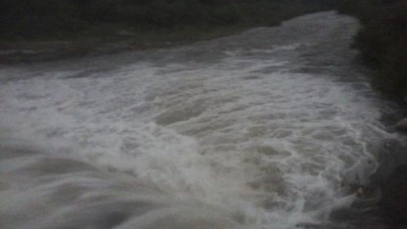 Creció el Río Manantiales y pobladores están incomunicados