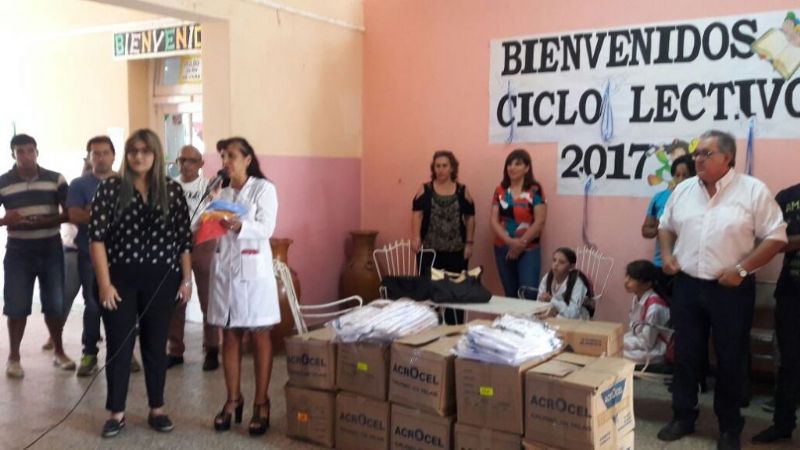 Entrega de guardapolvos en Recreo