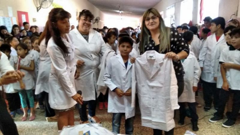 Entrega de guardapolvos en Recreo