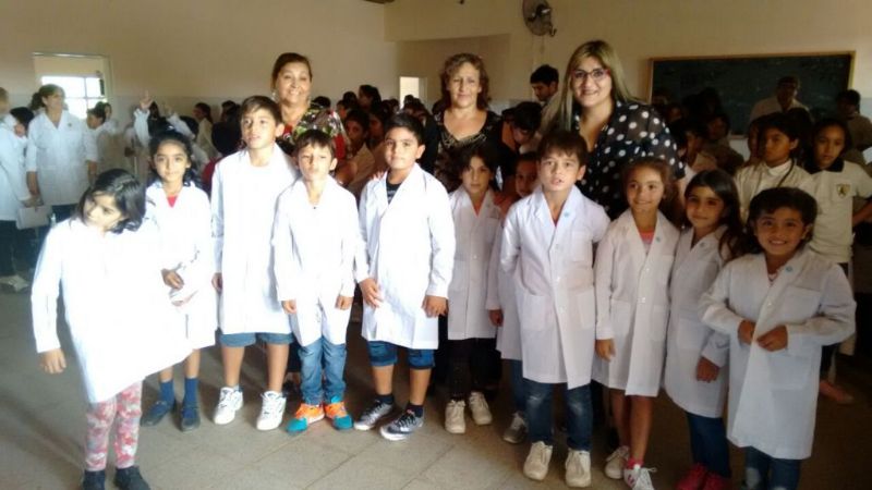 Entrega de guardapolvos en Recreo