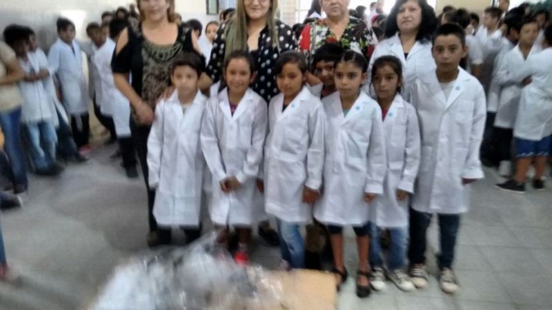 Entrega de guardapolvos en Recreo