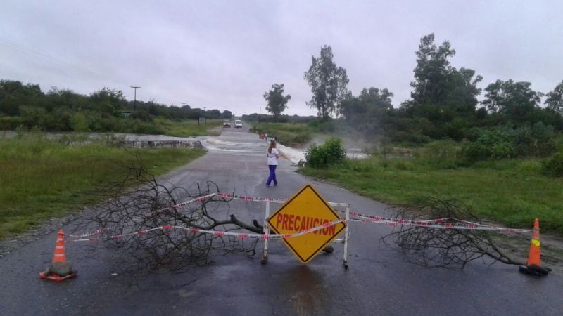 Creció el Río Manantiales y pobladores están incomunicados