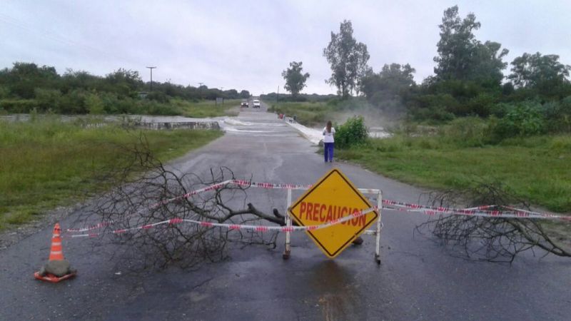 Creció el Río Manantiales y pobladores están incomunicados