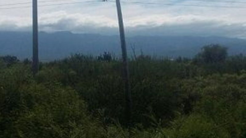 Crecida de río derribó poste de energía