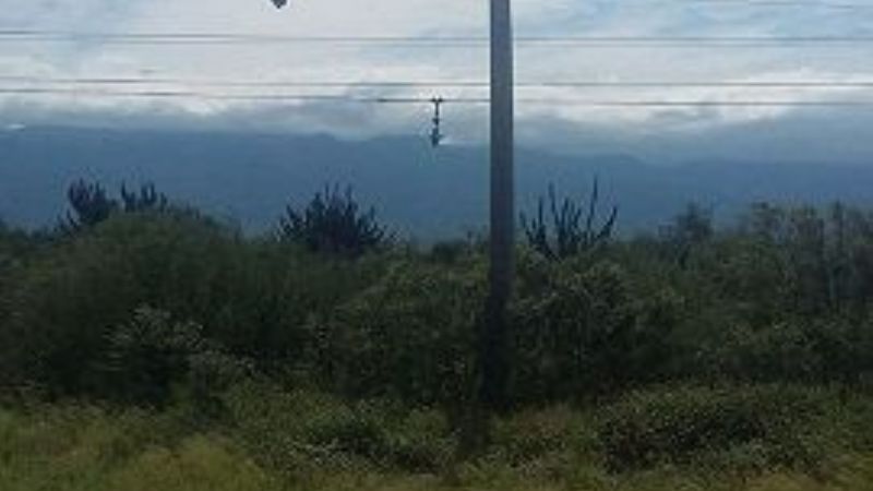 Crecida de río derribó poste de energía