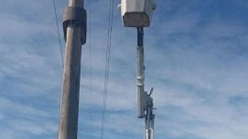 Crecida de río derribó poste de energía