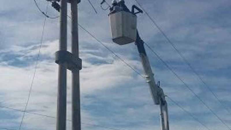 Crecida de río derribó poste de energía