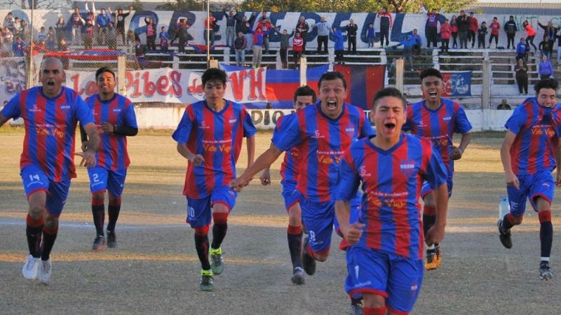 Lucas Castaño renueva sus sueños en el fútbol vestido de “calamar”