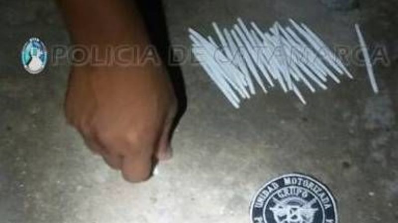 Atraparon a dos jóvenes con 27 cigarrillos de marihuana