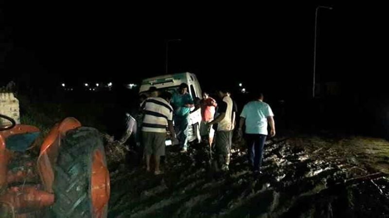 Ambulancia quedó atascada en el barro y casi vuelca