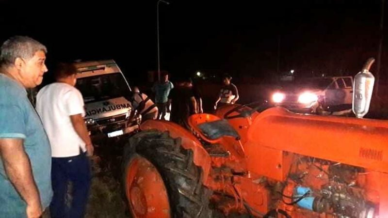 Ambulancia quedó atascada en el barro y casi vuelca