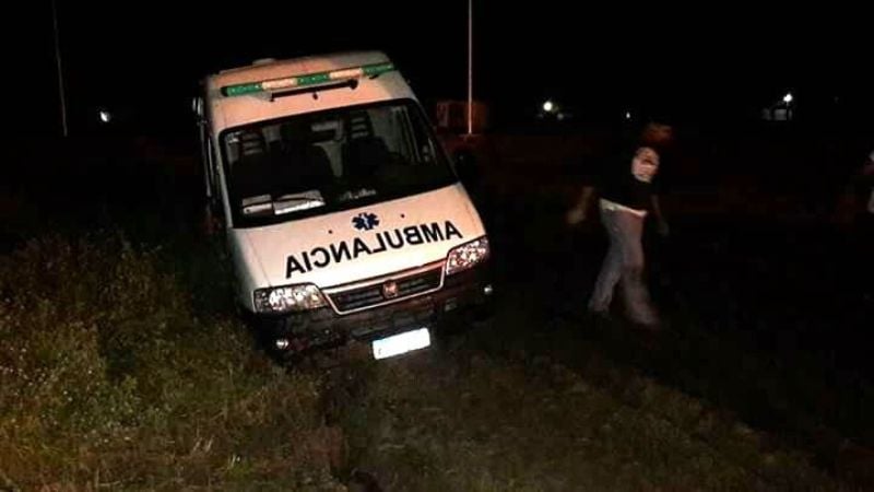 Ambulancia quedó atascada en el barro y casi vuelca