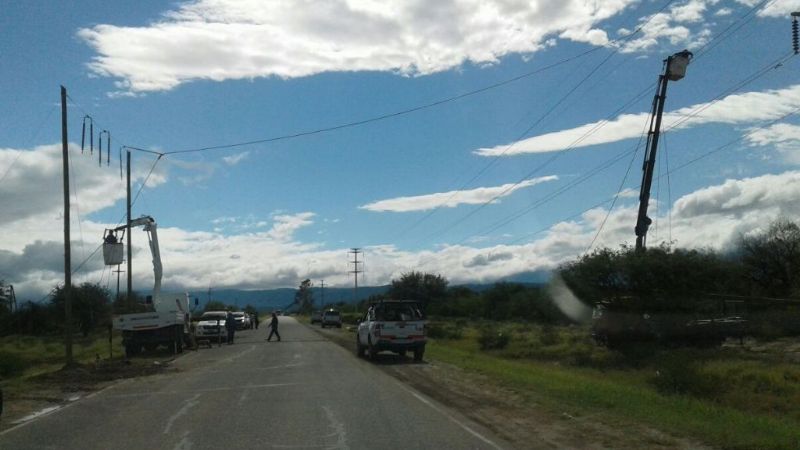 Incesante trabajo para reparar línea de energía