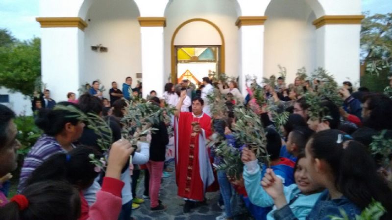 Emotiva ceremonia de Domingo de Ramos en la Parroquia San Roque