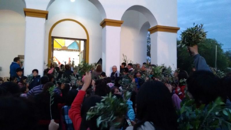 Emotiva ceremonia de Domingo de Ramos en la Parroquia San Roque